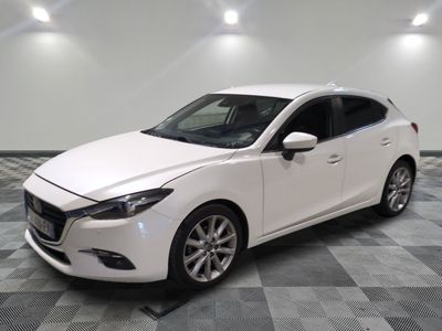 la Mazda blanche à hayon, à hayon, à hayon, à hayon, à hayon, à hayon, à hayon, à hayon, à hayon, à hayon, à hayon, à hayon, à hayon, à hayon, à hayon, à hayon, à hayon, à hayon, à hayon, à hayon, à hayon, à hayon, à hayon, à hayon, à hayon, à hayon, à hayon, à hayon, à hayon, à hayon, à hayon, à hayon