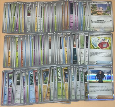 beaucoup de cartes sur la table