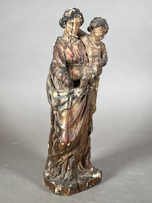 l'image d'une statue représentant une femme tenant un enfant dans ses bras