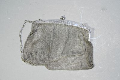 un sac à main en argent posé sur une table
