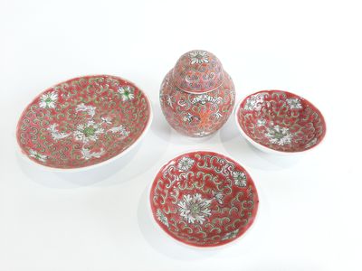 trois bols rouges et blancs et un bol orné d'un motif floral