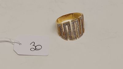 une bague en or sertie de diamants, avec son étiquette de prix