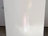 un réfrigérateur blanc qui se trouve dans un garage