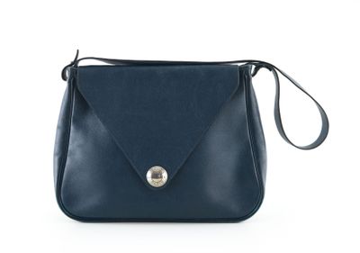 une photo d'un sac à main en cuir bleu muni d'un fermoir métallique