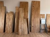 de nombreuses pièces de bois empilées dans une pièce