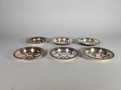 un lot de six assiettes en métal argenté