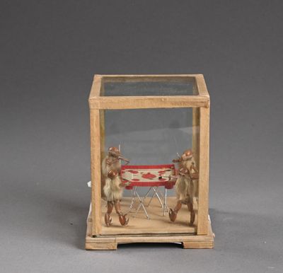 une petite boîte en bois surmontée d'une vitrine