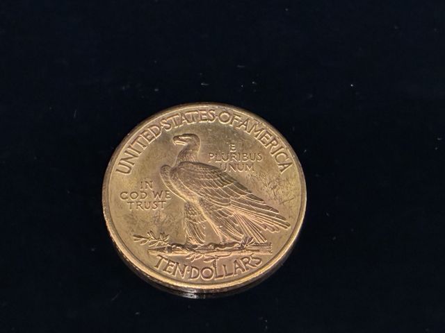 Une pièce de monnaie en or à valeur faciale de 10 Dollars Indian ...