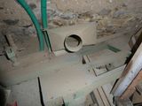 une photo d'une salle de bains avec des toilettes et des tuyaux