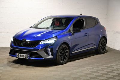 une voiture bleue garée dans un garage au sol en damier