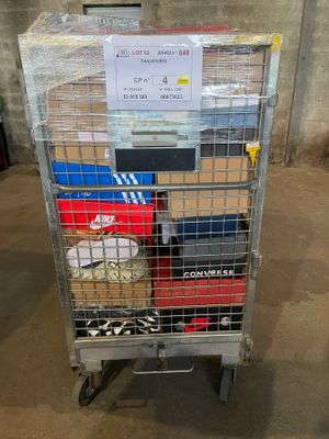 un chariot métallique contenant de nombreux objets