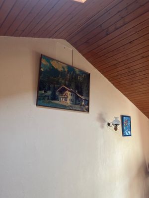un tableau accroché au mur au-dessus d'un lit