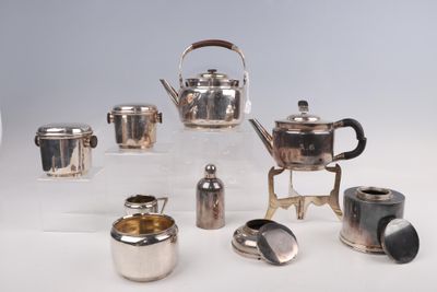 de nombreux modèles différents de théières et de tasses en argent sur la table