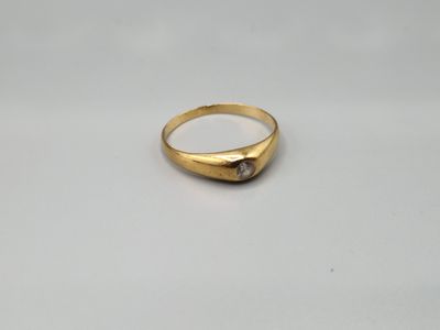 une bague en or avec une seule pierre au centre