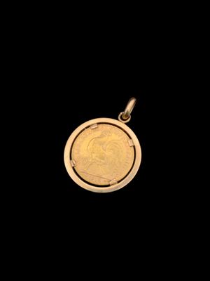 Une pièce d'or est représentée sur fond noir.