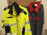 deux vestes posées sur une palette dans un entrepôt