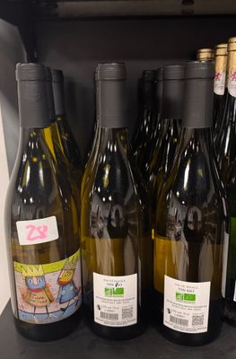 des bouteilles de vin sont alignées sur une étagère dans un magasin