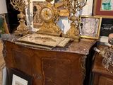 une table sur laquelle est posée une horloge, dans une pièce