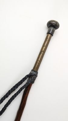 BATON DE MARCHE en néflier scarifié à monture en laiton grav…