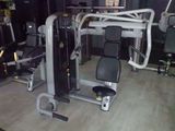 une photo d'une salle de sport avec des appareils de musculation à l'intérieur