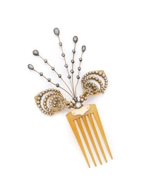 peigne à cheveux doré orné de perles, sur fond blanc