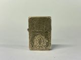 un briquet en argent orné d'un motif floral