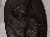 une photo représentant une statue d'une femme tenant une bougie