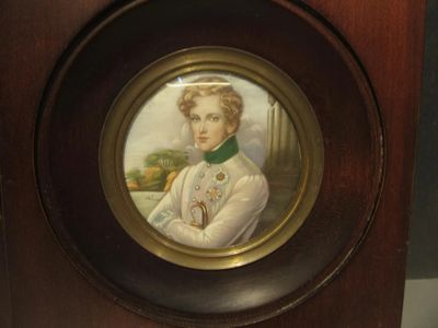 une photo d'un tableau représentant une femme en robe blanche