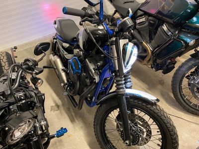 Plusieurs motos sont garées en rang dans un garage