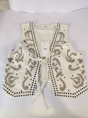 un débardeur blanc orné de perles noires et argentées