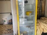 un distributeur automatique bleu et jaune installé dans un garage