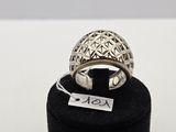 un gros plan d'une bague en argent posée sur un présentoir à bagues noir