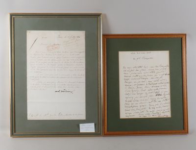 deux photographies encadrées représentant une lettre et un bout de papier manuscrit