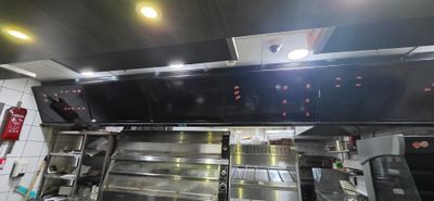 une photo de la cuisine d'un restaurant avec beaucoup de plats sur le comptoir
