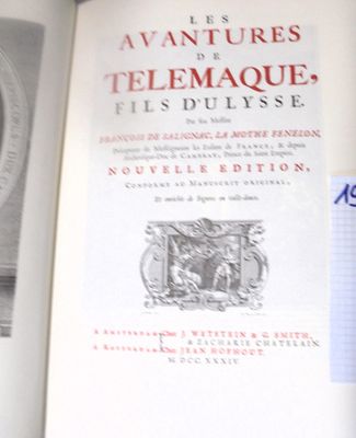 un livre ouvert sur lequel figure la photo d'un homme