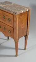 Petite commode d'entre deux en noyer et placage de noyer à d… (photo 2)