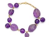 un gros plan sur un bracelet orné de pierres violettes