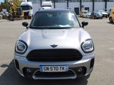 une Mini Cooper argentée garée sur un parking
