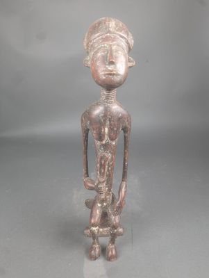 un gros plan sur une figurine représentant une personne avec un chien