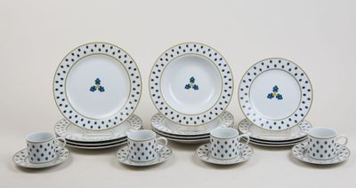 un ensemble d'assiettes et de tasses posées sur une table