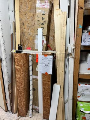 plusieurs pièces de bois sont empilées dans une pièce