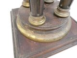 une horloge posée sur une table