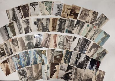 beaucoup de vieilles photos en noir et blanc accrochées au mur