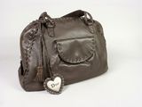 sac à main en cuir marron avec une étiquette en forme de cœur sur la poignée
