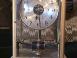 une horloge posée sur une table dans une pièce