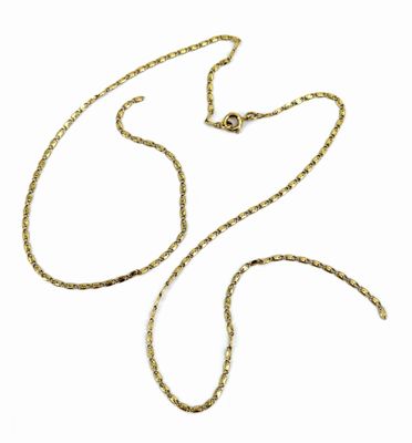 un collier en or avec une chaîne sur fond blanc