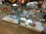 une vitrine remplie de jouets et d'autres objets