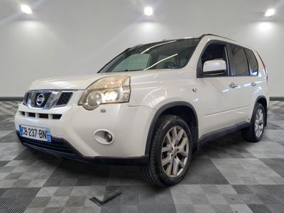 une photo d'un SUV Nissan blanc garé dans un garage