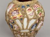 un vase orné d'un motif décoratif, posé sur une table
