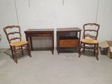 trois chaises et une table dans une pièce
